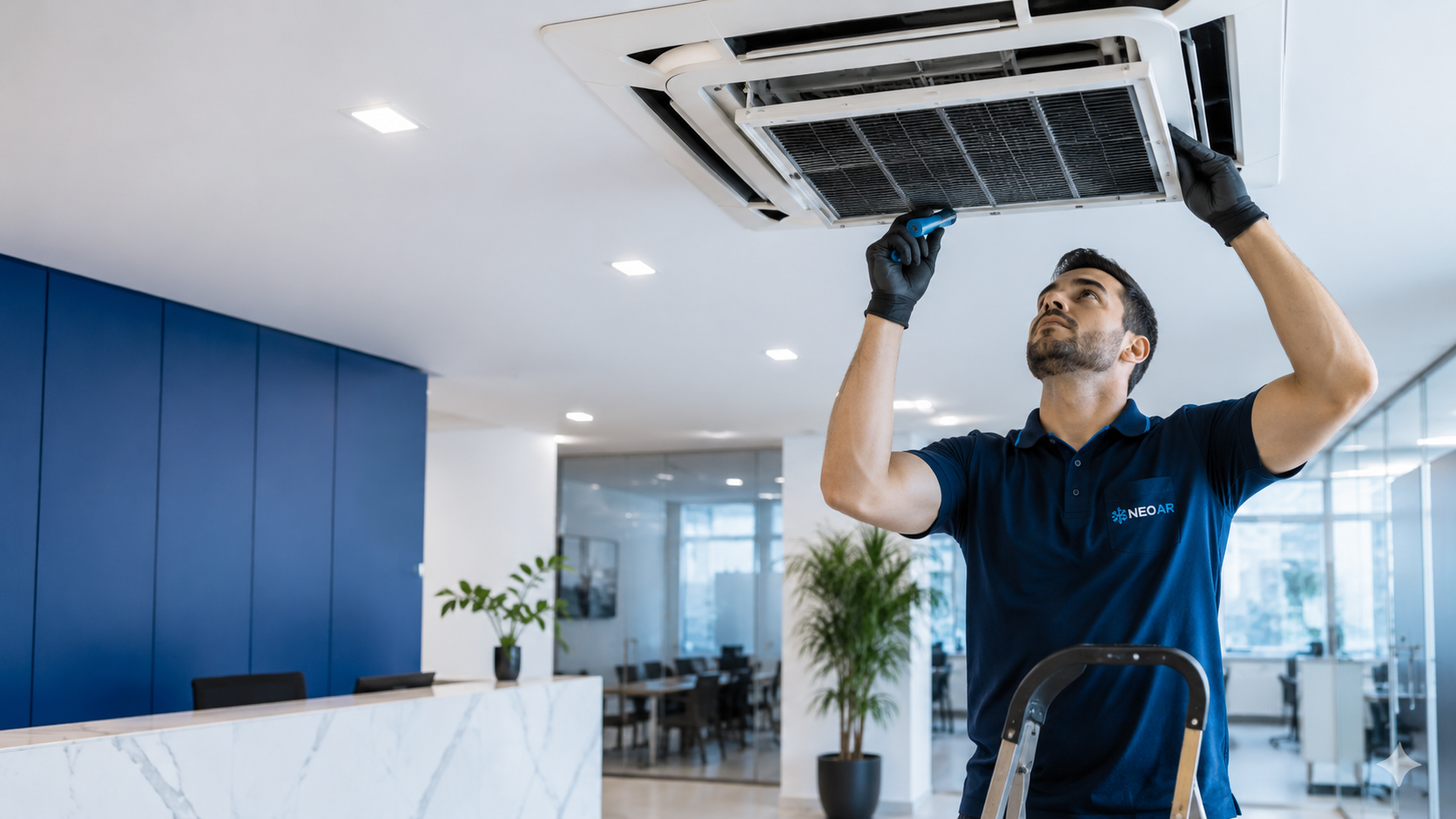 Tecnico trabalhando em ar-condicionado de ambiente corporativo